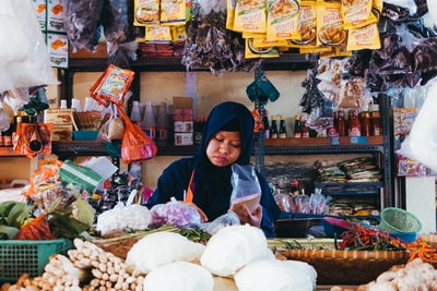 The saleswoman
